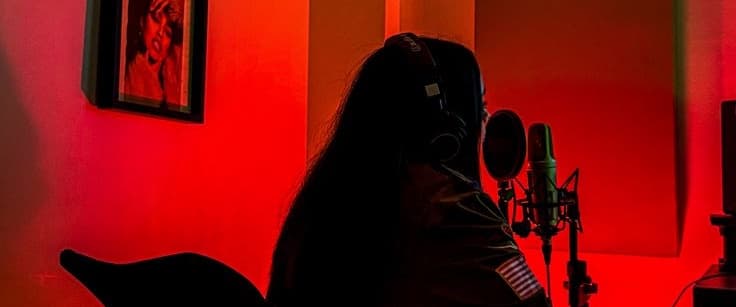 Cantante grabando en el estudio