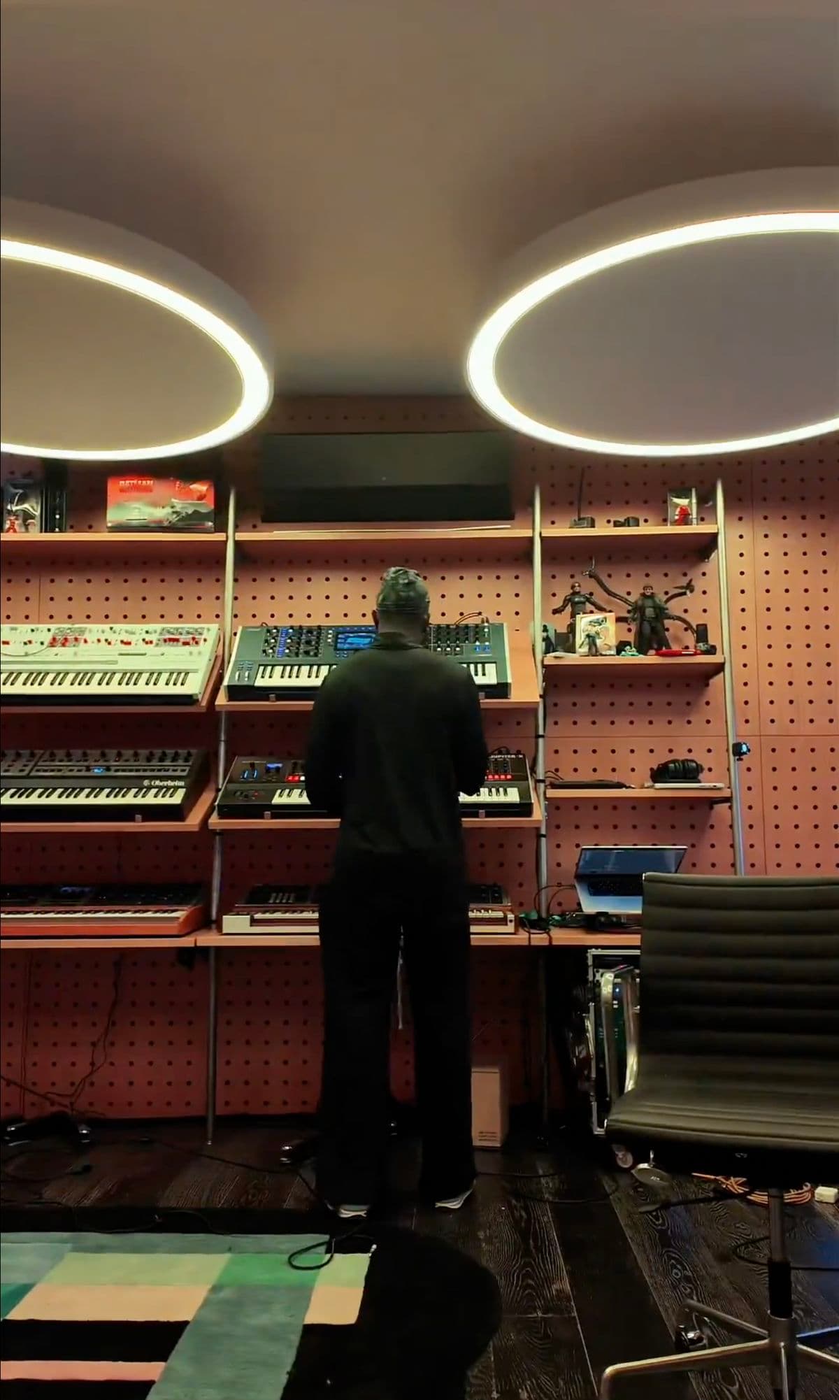 Productor trabajando en un beat