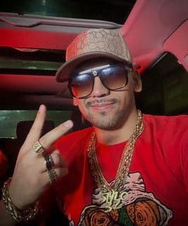 El Sobrino 3232, Benji Bendi "TAN SANTA"